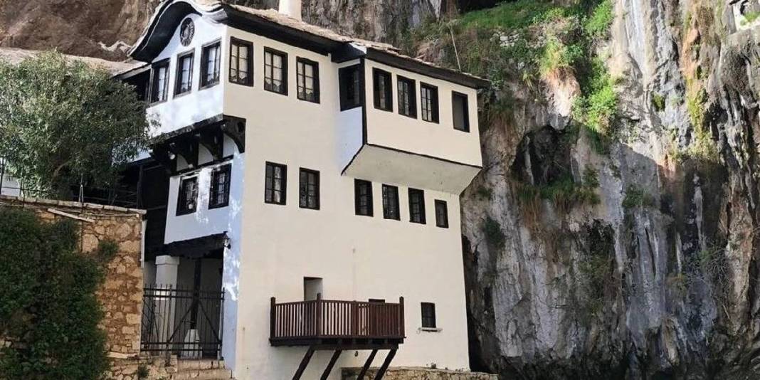 6 asırdır Anadolu’dan Balkanlar’a uzanıyor! Dik kayalıkların yamacında Blagaj Tekkesi 3